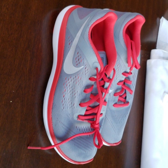 Nike flex run sneakers size 7y - Picture 2 of 3